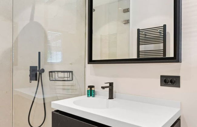 Relax in Luxury at This Stunning Seaside Villa - Photo 30