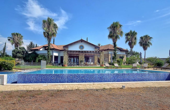 Incredible Large Villa In Paphos Sleeps 14 Children Pool, Jacuzzi, Huge Garden - Foto 38