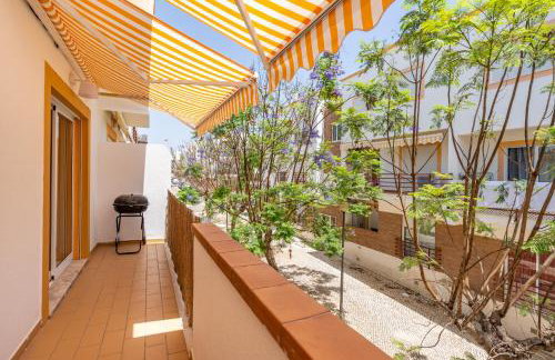 Bright Flat w/ Terrace & Pools by HostWise - Foto 22
