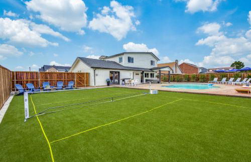 Stunning Lake House with a Pool and Hot Tub - Photo 23