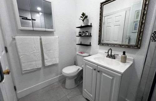 GREAT Luxe House NEAR Downtown & Marina in Miami - Photo 37