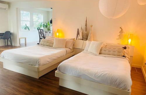 Zen Haus Garden Retreat, prime location, Luxe amenities - Photo 4