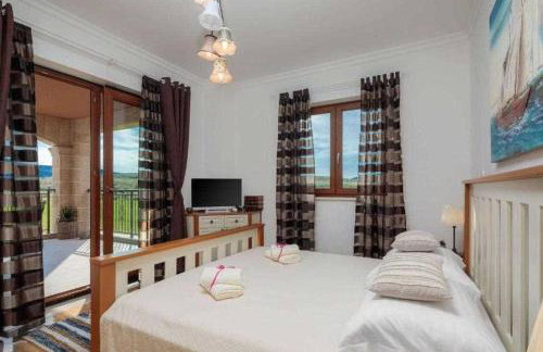 5-Bed Villa with Pool, Jacuzzi & Padel Court - Foto 20