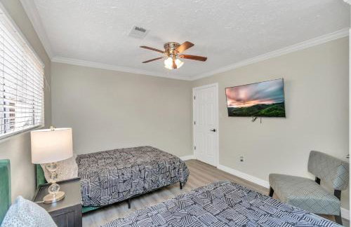 AccessibleGem 3BR Jacuzzi & Air Hockey Sleeps 13 Chinatown - Foto 54