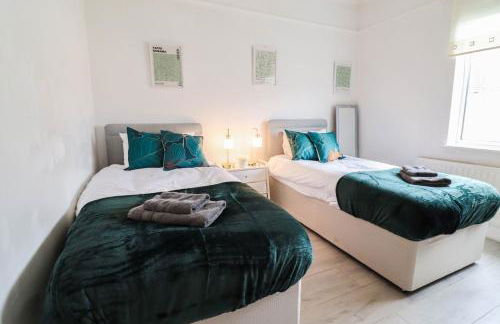 Spacious 4-Bed Home, Perfect Stay with Free WiFi - Foto 16