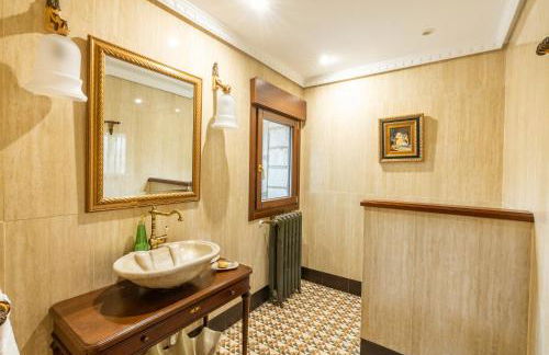 Mansión con Jacuzzi a 40 grados, gran piscina y Pádel - Photo 41