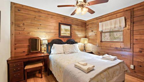 Picturesque Riverside Cabin with Fireplace and Porch - Foto 2, towels