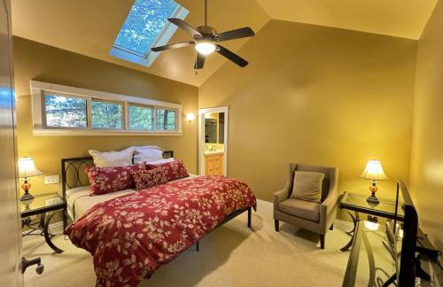 Woodshores Retreat - cozy retreat, hot tub, Lk MI - Photo 11
