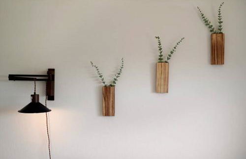 Mountain View 2BR 1 Bath Retreat with Private Lanai - Photo 13