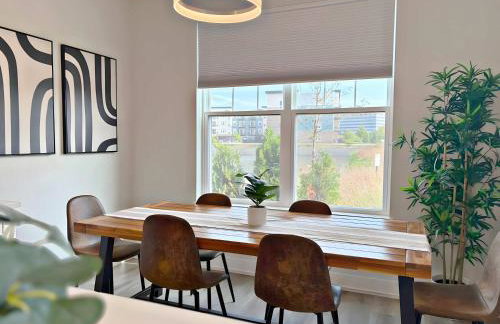 Modern 4BR Townhouse with Parking & Lake Views - WVille rep 4 - Foto 10