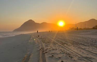 Luxuoso flat na praia de Itaipuacu - Foto 13