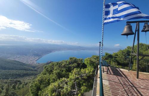 Stylish Rooftop Retreat with Hot Tub with Loutraki Beach - Foto 34