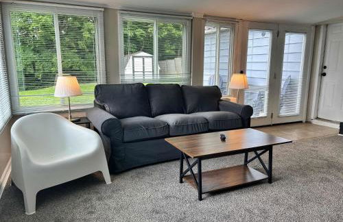 Bellwood 2 bed family house w 2 living areas Superhost - Photo 11