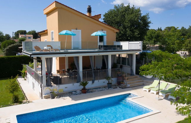 Exquisite Secluded Villa With Pool - Photo 28