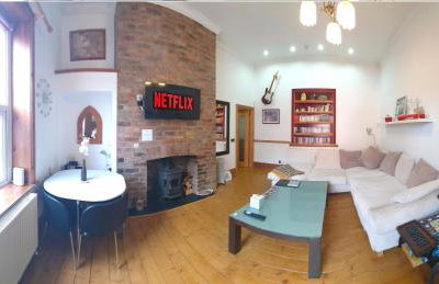 FREE DOG STAY - LARGE APARTMENT - FREE PUBLIC PARKING BEDROOM TV, WALK in SHOWER - FULL Kitchen - NETFLIX - Super Fast WiFi - DVD's-Welcome Tray - No Deposits - Just Meters from Gavin n Stacey Film House - Foto 1
