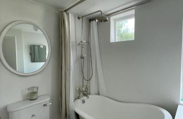 Double-Bed Bedroom, Living Room and Kitchenette, private Bathroom and Utility Room available at Willow House, Shepperton - Foto 20