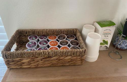 Serene Modern Home Backdoor with great WiFi, games, movies, patio seating and bbq Easy Access to North Joshua Tree National Park in 10 minutes - Foto 45