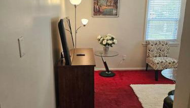 Comfy Getaway minutes from UBS Arena - Foto 5