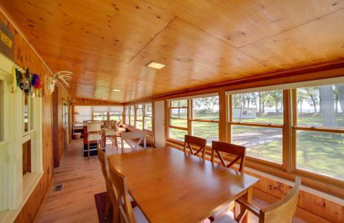 600 of Green Bay Frontage and Dock Cozy Cottage - Foto 14