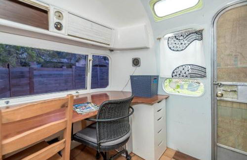 Sleek Retro Airstream Rental for Glamping for Two near Downtown Austin - Foto 23