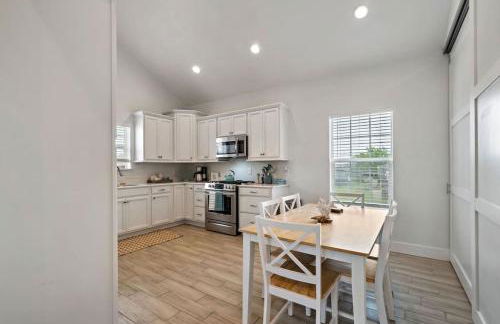 Gorgeous Home with Huge Private Pool and Game Room - Foto 18