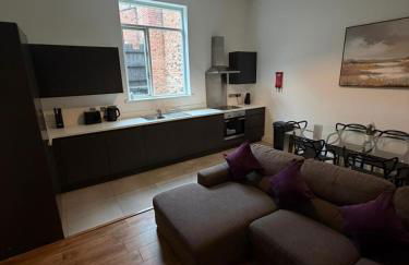 City Centre 4 Bedroom Apartment with Terrace Sleeps 10 by StaySavvy Accommodation - Foto 7