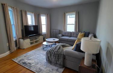 The Maverick Upstairs - NEW! - Lux Apartment - 2 Miles From Airport & Downtown Boston - Foto 1