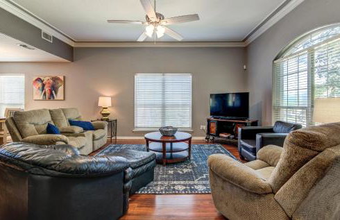 Spacious 3BR Retreat Close to Downtown & Outlets - Foto 16