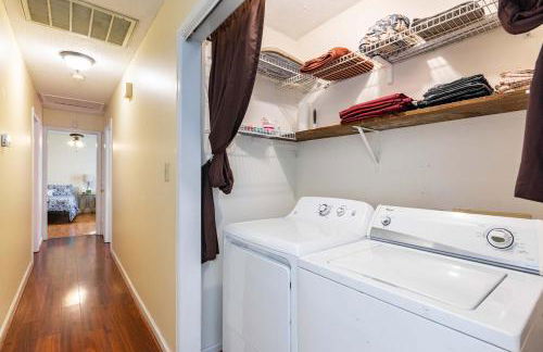 Stylish Home with BBQ Patio Prime Greensboro Spot - Foto 19