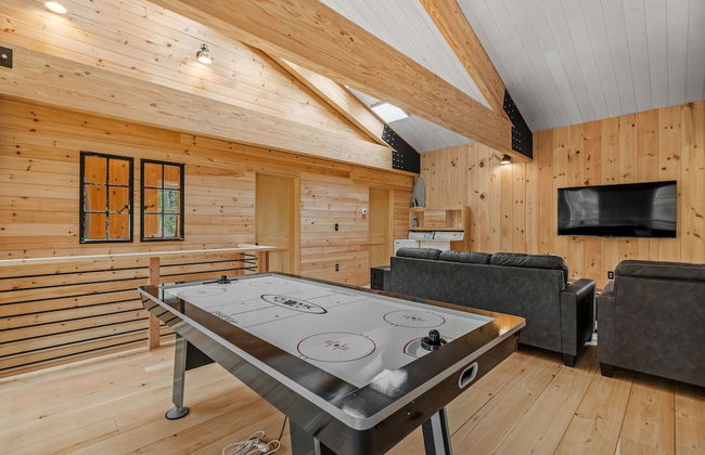 Ski Cabin w Hot Tub Gas Fireplace Near Cranmore - Photo 21