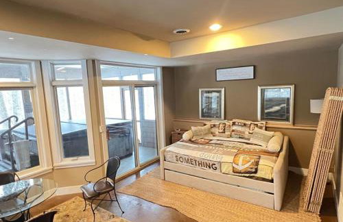 Woodshores Retreat - cozy retreat, hot tub, Lk MI - Photo 22