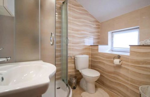 2 Bedroom Amazing Apartment In Veli Brgud - Photo 13