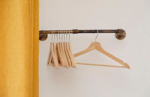 Sleeps 6. Free Wifi. Free Parking central location. - Photo 44