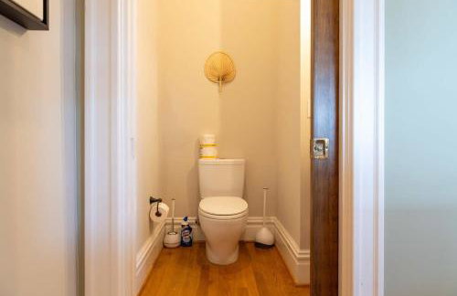 Gorgeous 5BR Storefront Home ABODEbucks - Foto 14