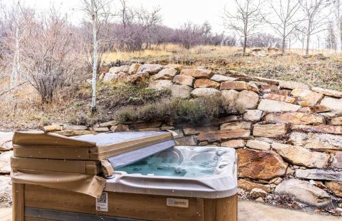 Spacious 5 Bed Retreat, Walk to Lifts and Main - Photo 33