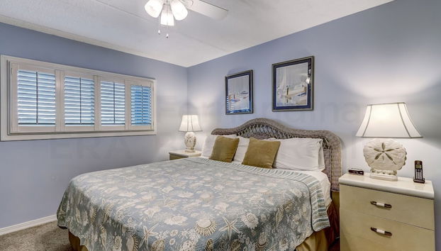 Coast View Condo Featuring Large Windows Overlooking the Beach by RedAwning - Foto 2, Habitación