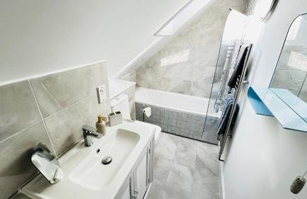 Inviting 2 Bed Guest House steps away from Ascot Racecourse 3 mins drive, 5 mins to Legoland, 12 mins to Windsor Castle Perfect for families & racegoers alike - Foto 21