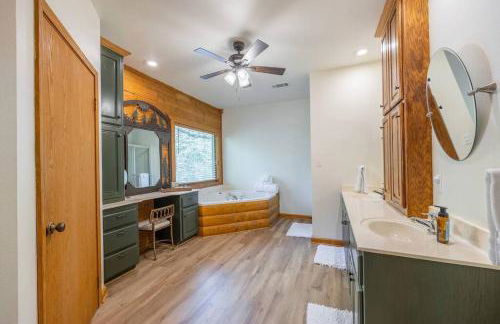 Luxe Hot Springs Cabin w/Pond and Game Room! - Foto 13