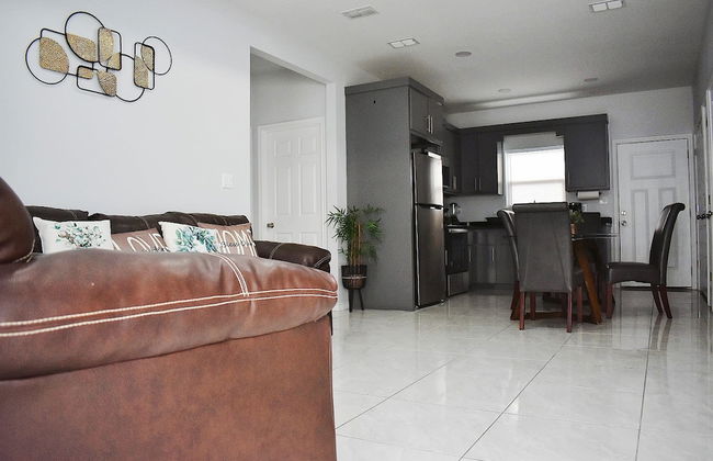 Elegant Apartment 10 min to Mercedes Outlets - Foto 6