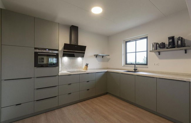 Beautifully Situated Luxury Villa on the Water - Foto 44