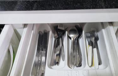 Super Confortável, WiFi Rápido, Garagem Coberta, 2 Banheiros, Suíte, 3 Quartos, Microondas, Cozinha Grande Completa, Mesa de Jantar Grande, Entrada Privativa, Perto do Shopping Pátio Matosinhos, 5 min do Centro Histórico - Foto 34