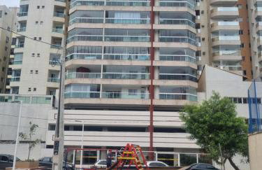 Apartamento Frente para o Mar - Varandão com Blindex - Vista para o Mar - 1 Suite e mais 2 Quartos-Ar Condicionado - 2 Vagas - BEIRA MAR - 70 metros da Praia ,TVS SMART GERAL -WI-FI -DISNEY PLUS- PORT 24 HORAS-KIT PRAIA-ROUPA DE CAMA 2 XCASAIS - Foto 2
