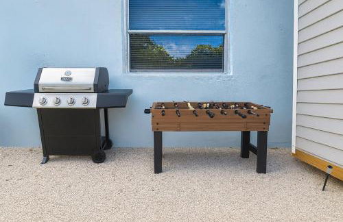 Modern 2BR Stay with Desk, Patio, BBQ, Free Parking - Foto 14