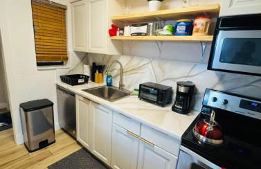 Modern Boho 3BR Duplex Escape with Pool & King Bed Near Beach - Foto 12