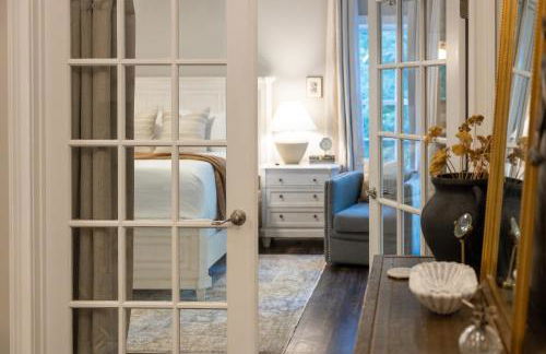 Sink into the Luxe Corner Tub at an Upscale, Spacious Home - Foto 23