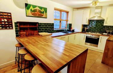 Detached House with Gated Parking in Whalley Range, Near Manchester City Centre - Foto 8