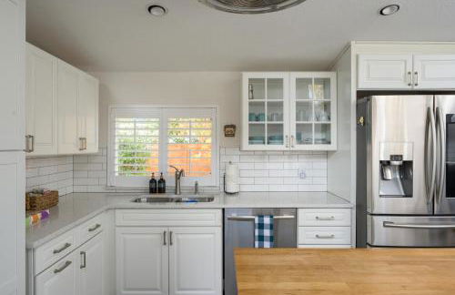 Cozy Family Retreat with Yard - Walk to Olde Town - Foto 26