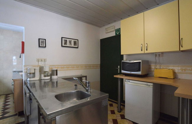 Spacious Home With Garden - Photo 12