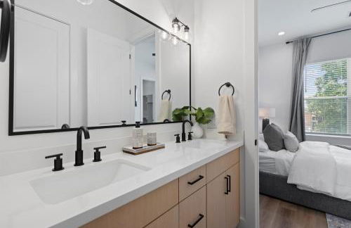 2 Luxury Homes in 1 - Walk to Nightlife & Stadiums - Foto 76