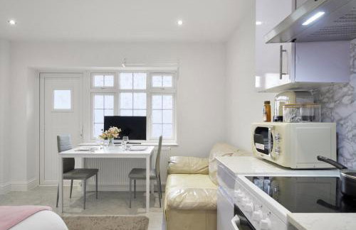 Uxbridge Studio – Private Driveway Parking - Foto 4